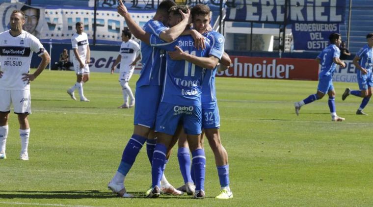 Los jugadores del "Tomba" celebran la abultada victoria ante "El Lobo". 