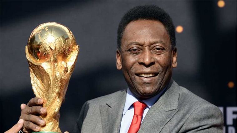 Pelé, con la Copa del Mundo.