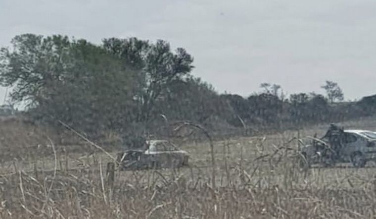 El auto apareció quemado en un campo de camino a Capilla de los Remedios.