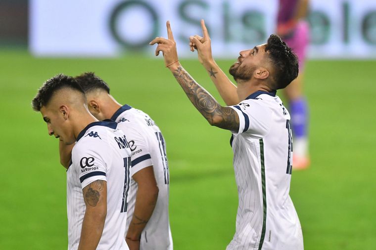 Vélez y Unión se enfrentaron este lunes a la noche en Liniers.