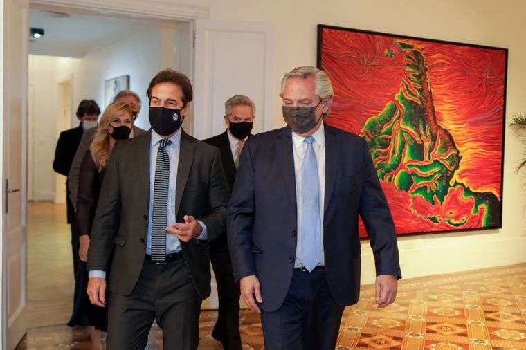 Fernández y Lacalle Pou difieren sobre la búsqueda de convenios unilaterales. 