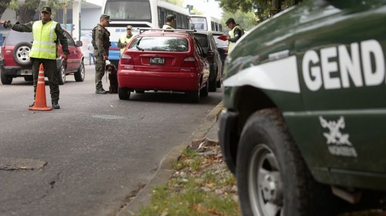 Tres gendarmes detenidos por robar con armas un almacén