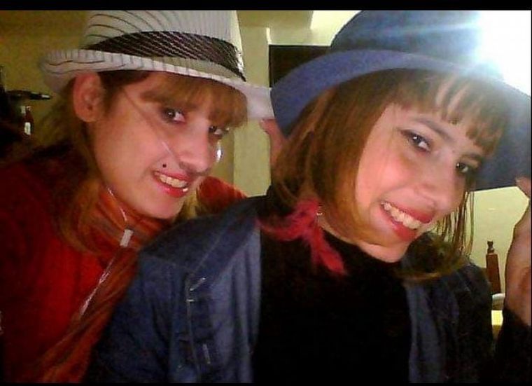 Maribel Oviedo y su hermana