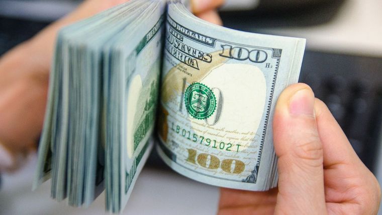 FOTO: El dólar blue se disparó y cerró este martes en $212,50.