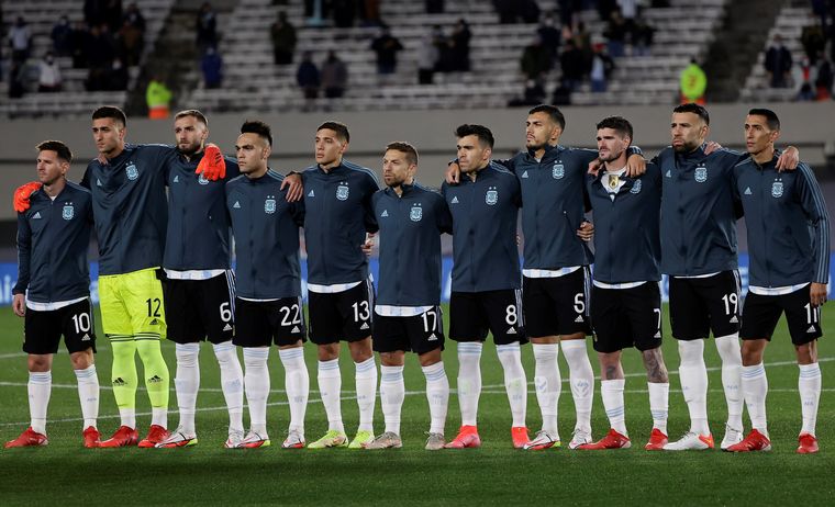 El cantante Sergio Torres cantó el himno y emocionó a Messi.