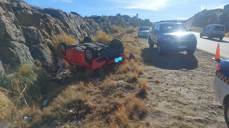 FOTO: Volcó un auto en las Altas Cumbres: no hay víctimas