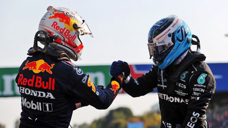 Bottas y Verstappen se saludan tras el F1 Sprint disputado hoy en Monza