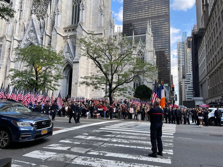 Desfile en quinta avenida en honor a los policías caídos el 11-S.