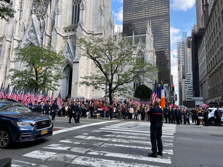 FOTO: Desfile en quinta avenida en honor a los policías caídos el 11-S.