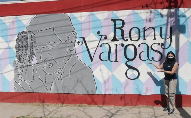 FOTO: Los ciclistas en la plaza en homenaje a Rony Vargas.
