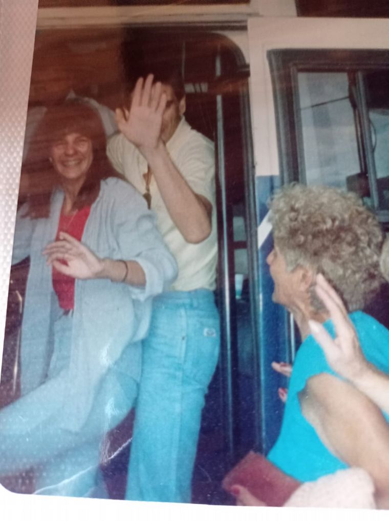 Partiendo a Europa con su hermano Enrique, en 1989.