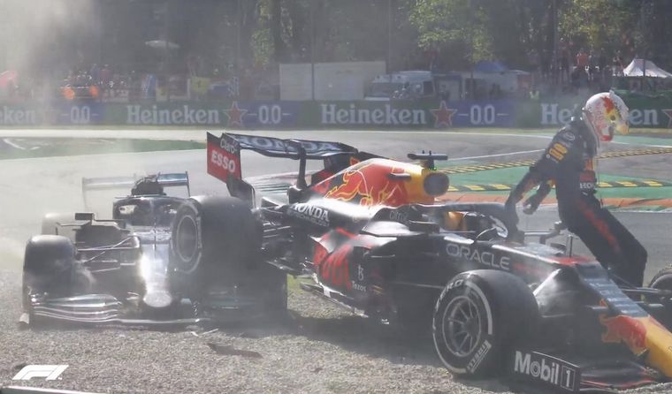 FOTO: Hamilton y Verstappen se tocaron saliendo de la chicana y quedaron eliminados