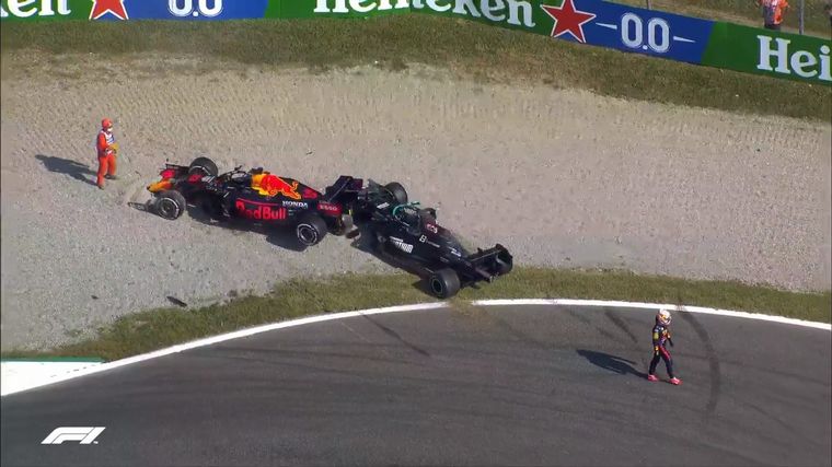 FOTO: Verstapen sobre Hamilton, así quedaron tras el toque en Monza.