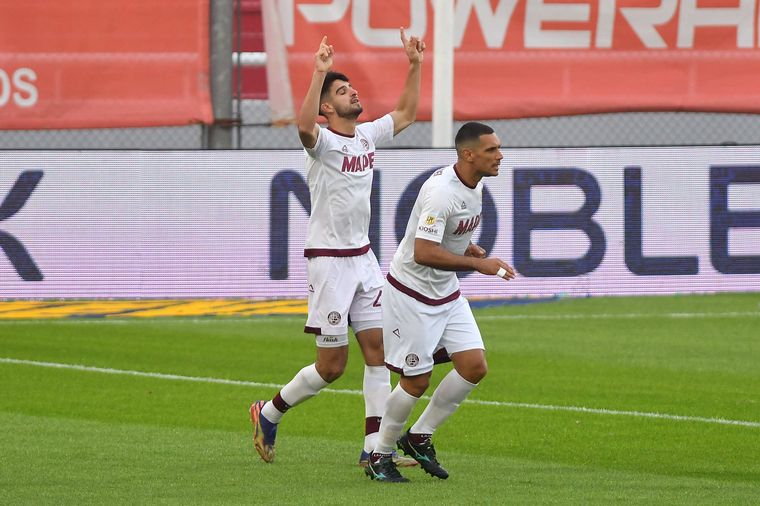 Lanús ganó y sigue en lo más alto.