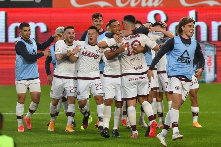 Lanús ganó y sigue en lo más alto.