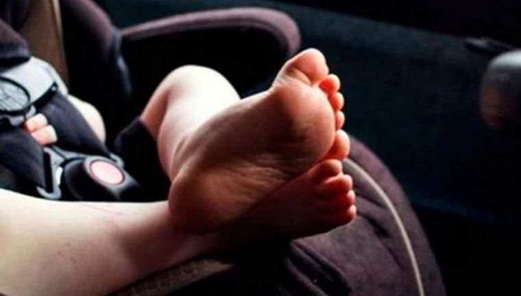 Dejó a su beba varias horas en el auto y murió