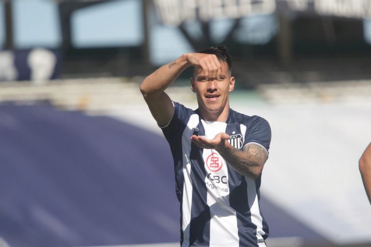 Carlos Auzqui celebra su gol, el segundo de Talleres.