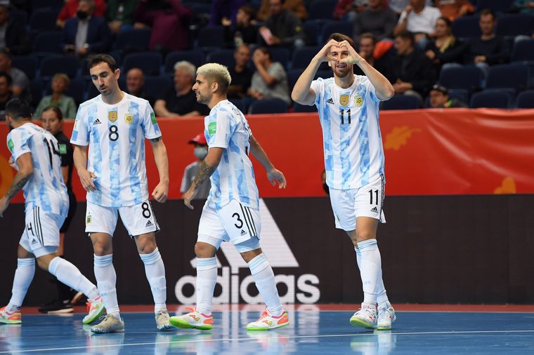 Argentina le ganó 11-0 a Estados Unidos en el inicio de su defensa del título mundial
