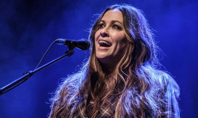 Alanis Morissette reveló que cuando tenía 15 años fue violada por varios hombres.