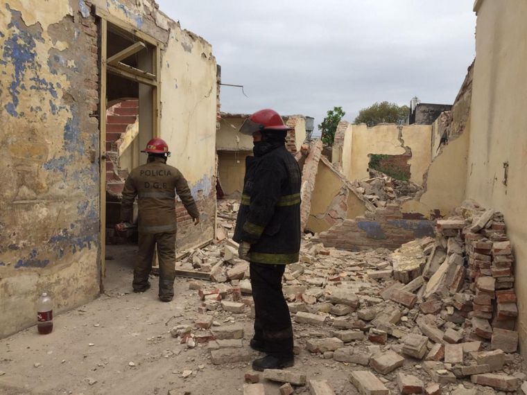 Bomberos y vecinos retiraron los escombros pero el hombre había fallecido.