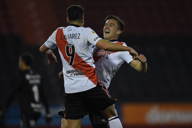 River goleó a Newell's en Rosario y se acercó a la punta.