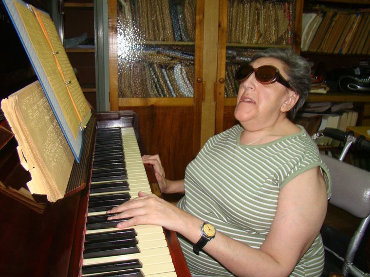 Elvira Ceballos: mitad mujer, mitad música