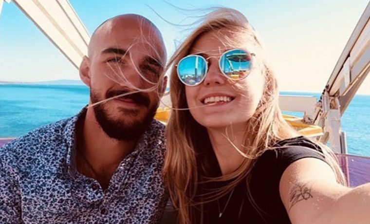 La joven y su novio durante el viaje.