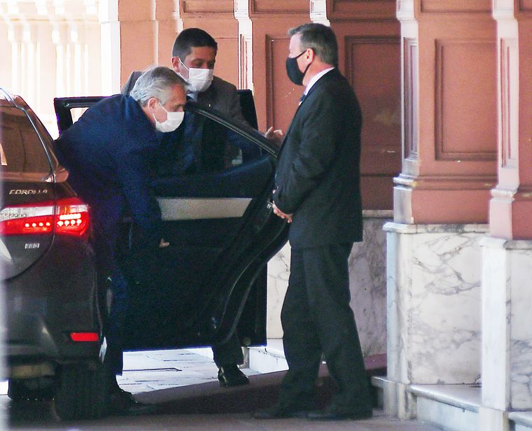 Fernández llegó a Casa Rosada antes del mediodía para definir el futuro del gabinete.
