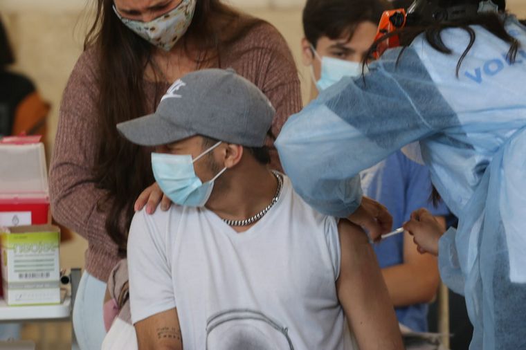 Córdoba vacuna a jóvenes de 17 años sin comorbilidades