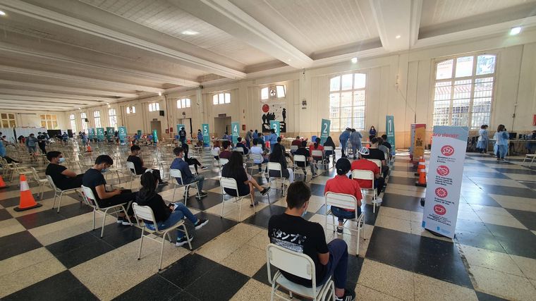 Córdoba vacuna a jóvenes de 17 años sin comorbilidades