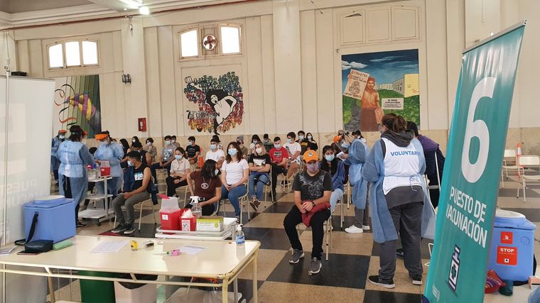 Córdoba vacuna a jóvenes de 17 años sin comorbilidades