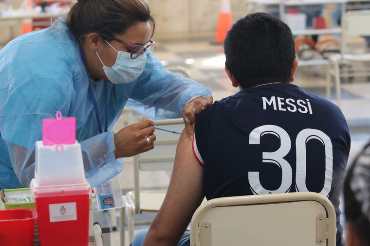 Córdoba vacuna a jóvenes de 17 años sin comorbilidades