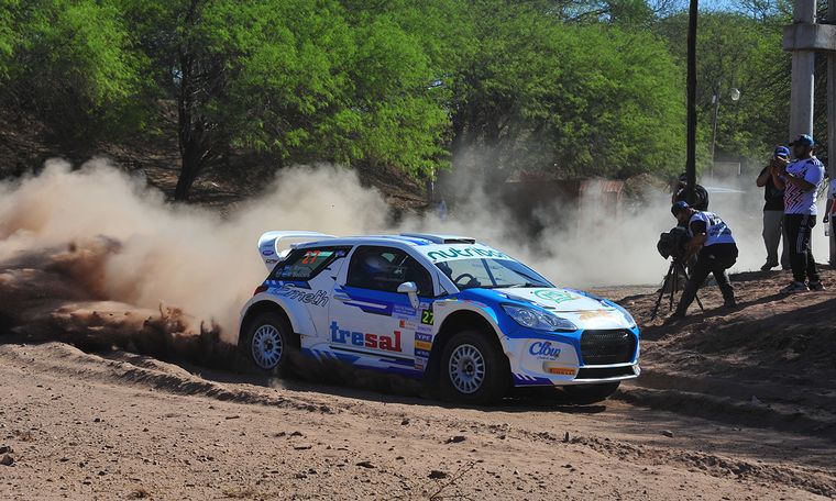 Bonnin y el DS3, líder de la primera etapa en Maxi Rally.