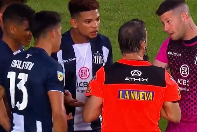 El dudoso penal que le sancionó Lousteau a Enzo Díaz.