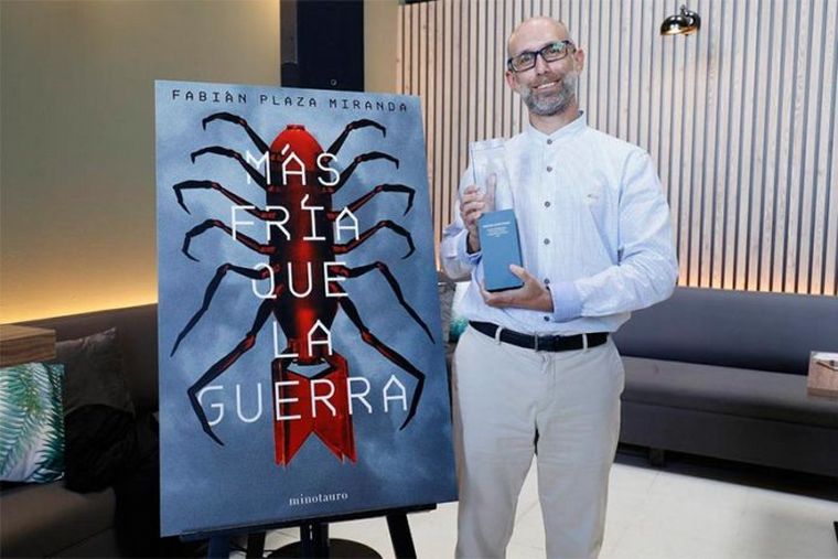 Seres sobrenaturales atacan el mundo durante la Guerra Fría.