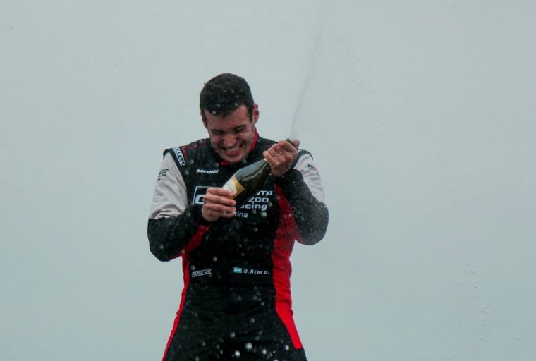 Azar se enteró después de la victoria y festejó otra vez debajo del podio