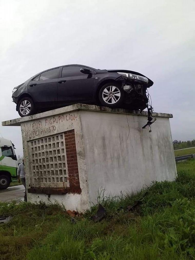 FOTO: Un auto quedó sobre el techo de una garita en Entre Ríos (Foto: La Pirámide).