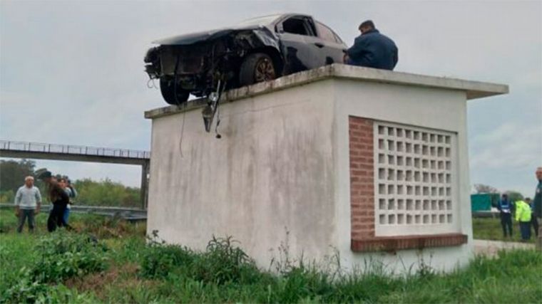 FOTO: Un auto quedó sobre el techo de una garita en Entre Ríos (Foto: La Pirámide).