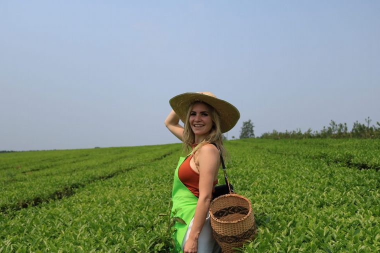 Agustina Vivanco, en la Ruta del Té en Misiones.