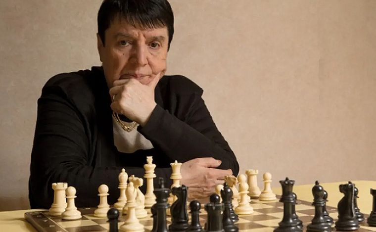 FOTO: Una ajedrecista histórica demandó a Netflix por cómo la describen en Gambito de dama.