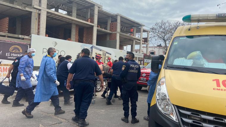 Se desmoronó una obra en Cerro de las Rosas y rescatan a los trabajadores