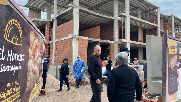 Se desmoronó una obra en Cerro de las Rosas y rescatan a los trabajadores