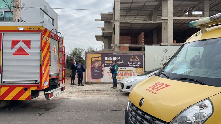 Se desmoronó una obra en Cerro de las Rosas y rescatan a los trabajadores