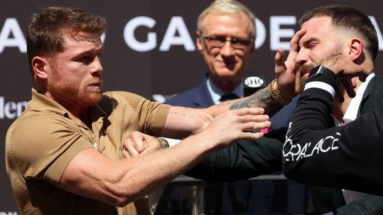 Canelo Álvarez y Caleb Plant en la presentación de la pelea.