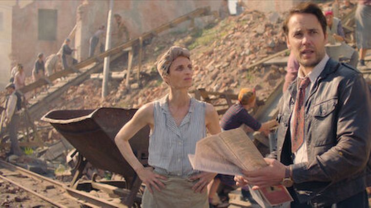 El protagonista, buscando una calle que ya no existe y es sólo escombros.