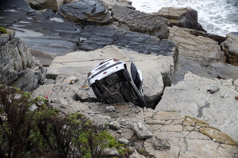 FOTO: Despistó su vehículo y cayó al vacío en la costa