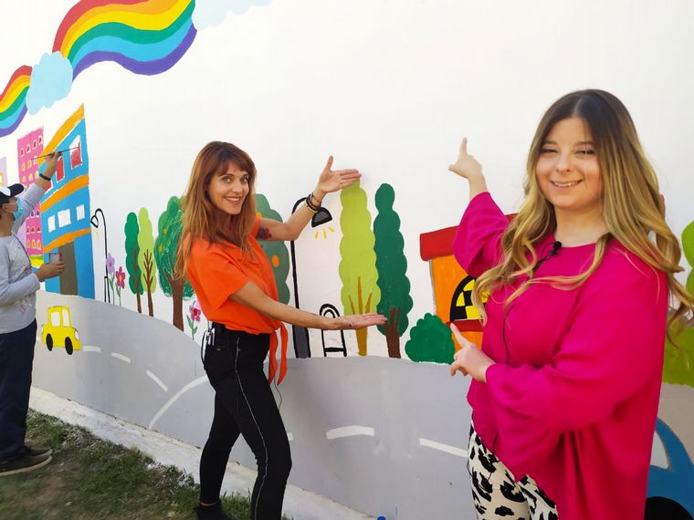 Flavia y Malena en el mural que invita a la Diversidad