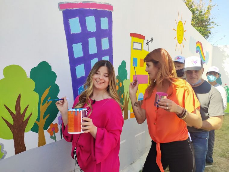 AUDIO: Un mural a todo color en barrio Alto Alberdi que embelleció un baldío de la ciudad