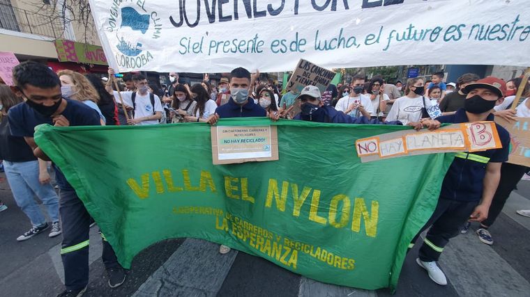 FOTO: Comenzó la marcha contra el cambio climático en Córdoba