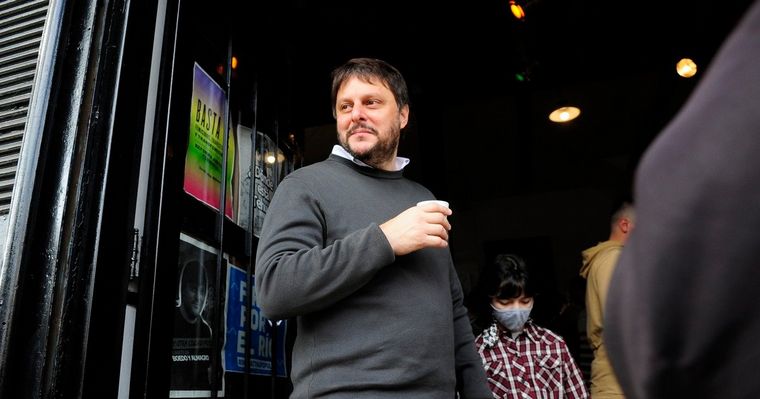 Leandro Santoro fue increpado por un grupo de chicas.